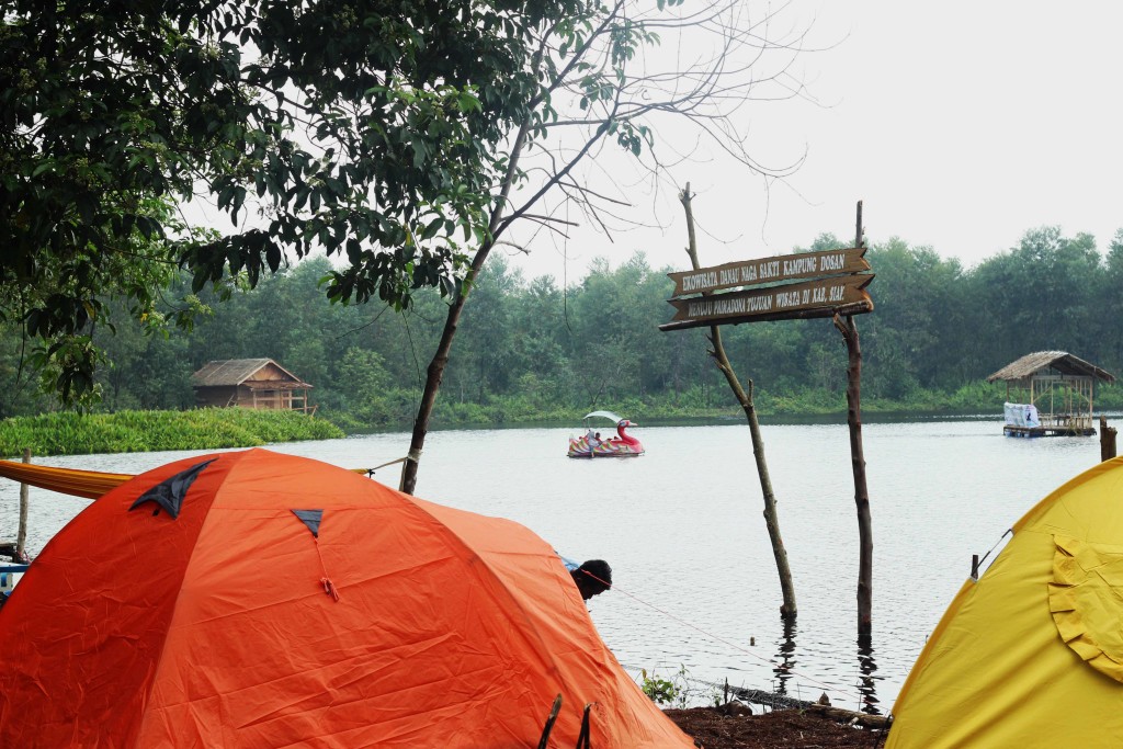 Menikmati suasana camping di Danau Naga Sakti