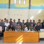 Foto Bersama Masyarakat, penghulu kampung,bhabinsa dan bhabinkabtimas dalam sosialisasi perhutaan sosial