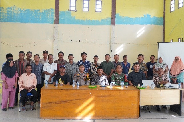 Foto Bersama Masyarakat, penghulu kampung,bhabinsa dan bhabinkabtimas dalam sosialisasi perhutaan sosial